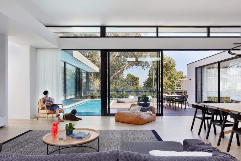 EZ RETRACTABLE SCREENS